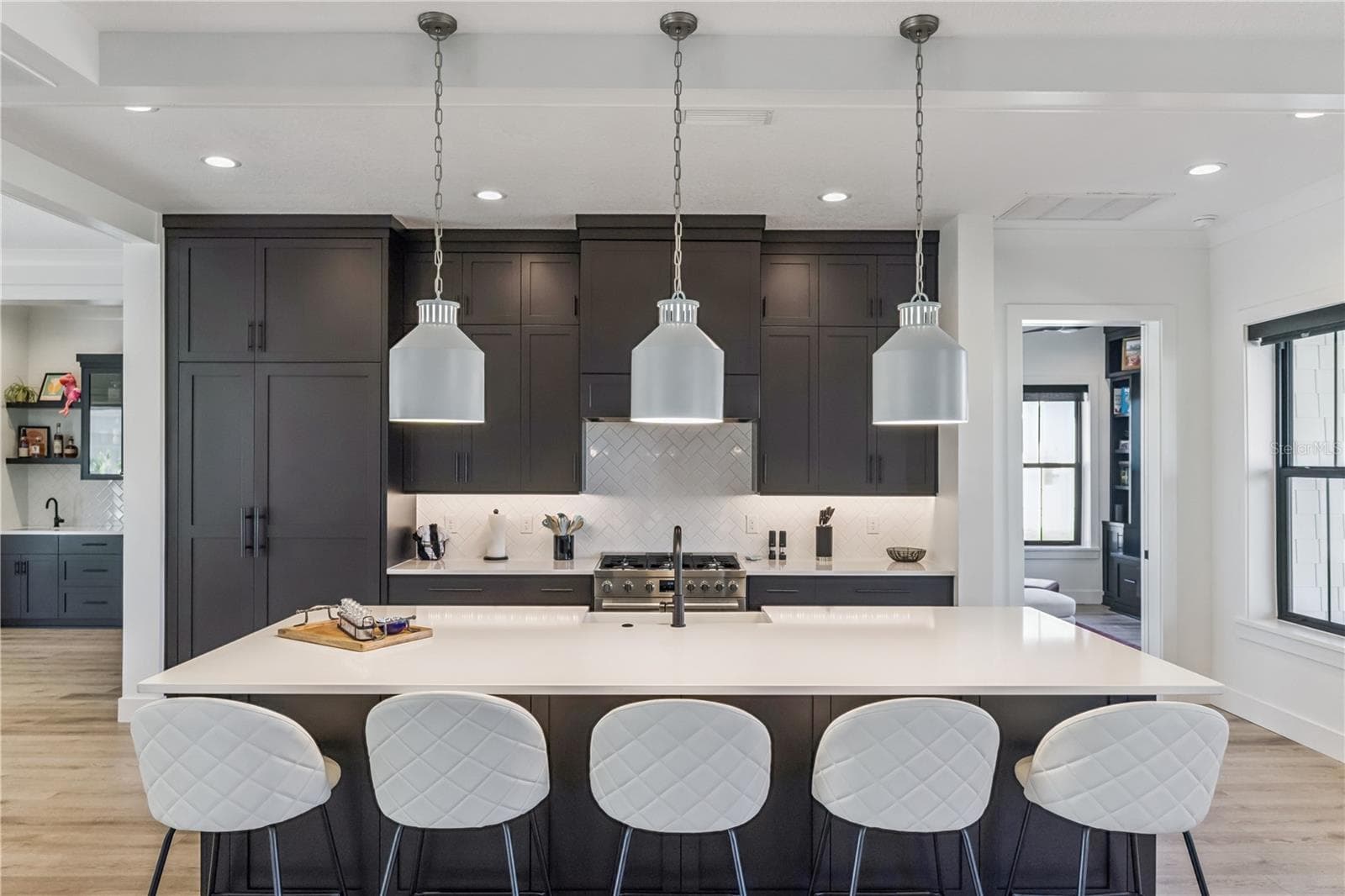 Gorgeous kitchen with designer lighting - 900 ALLENDALE LN, OAKLAND