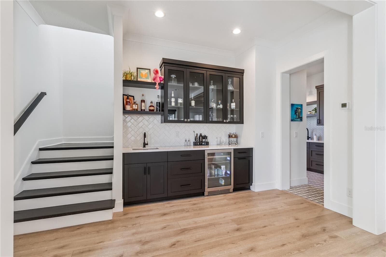 Built-in wet bar - 900 ALLENDALE LN, OAKLAND