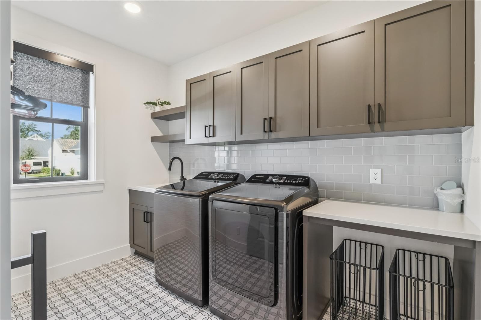 Gorgeous laundry room - 900 ALLENDALE LN, OAKLAND