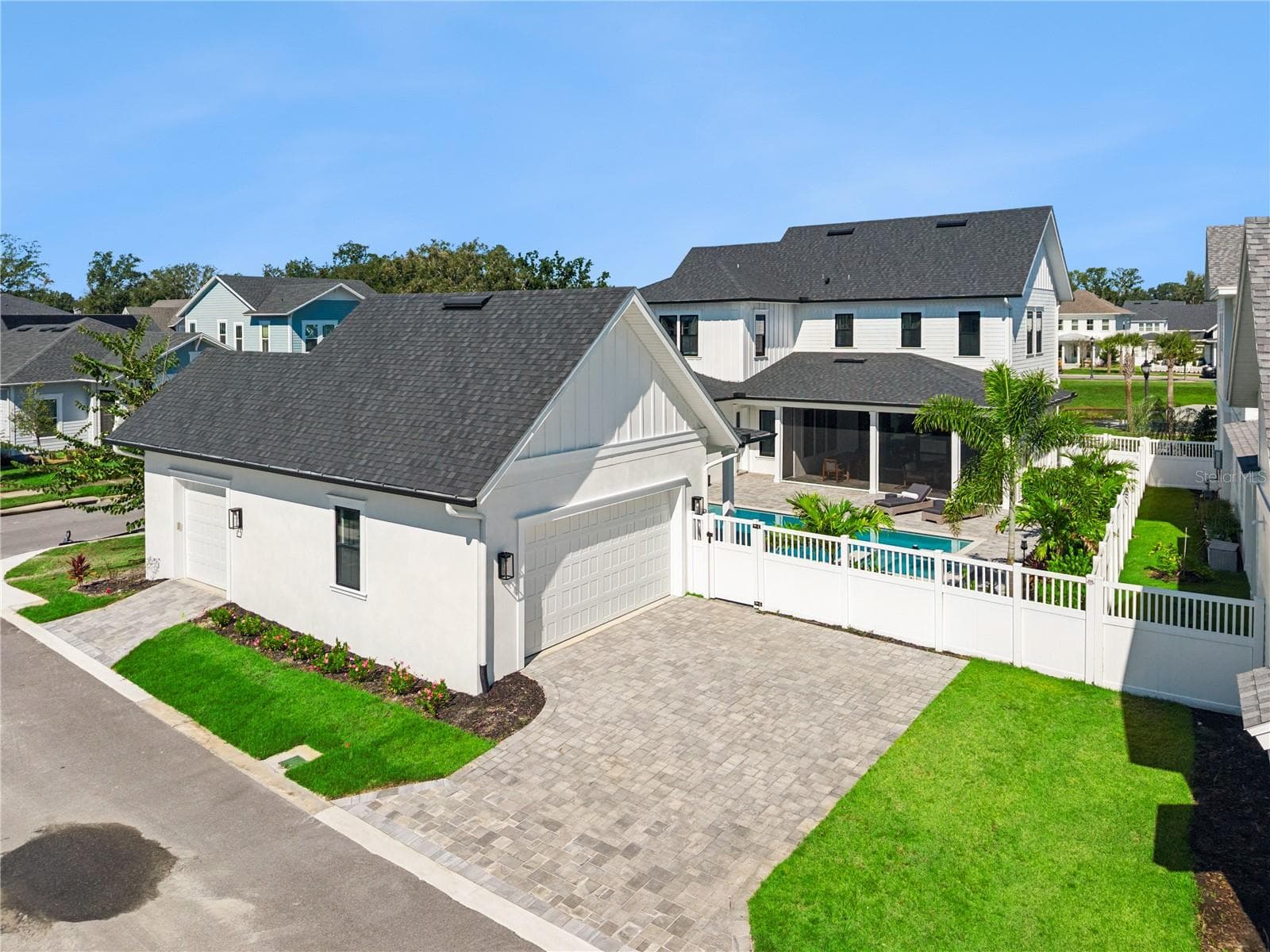 2.5 car garage with additional space for golf cart! - 900 ALLENDALE LN, OAKLAND