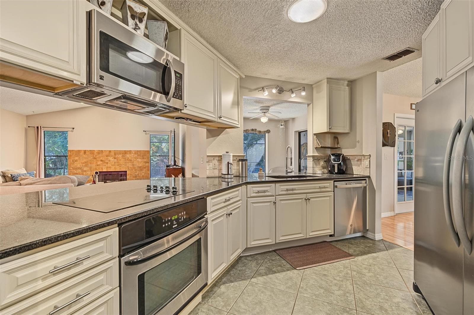 Single Family Residence at 3024 PINEVIEW DR, HOLIDAY, photo 5 of 46