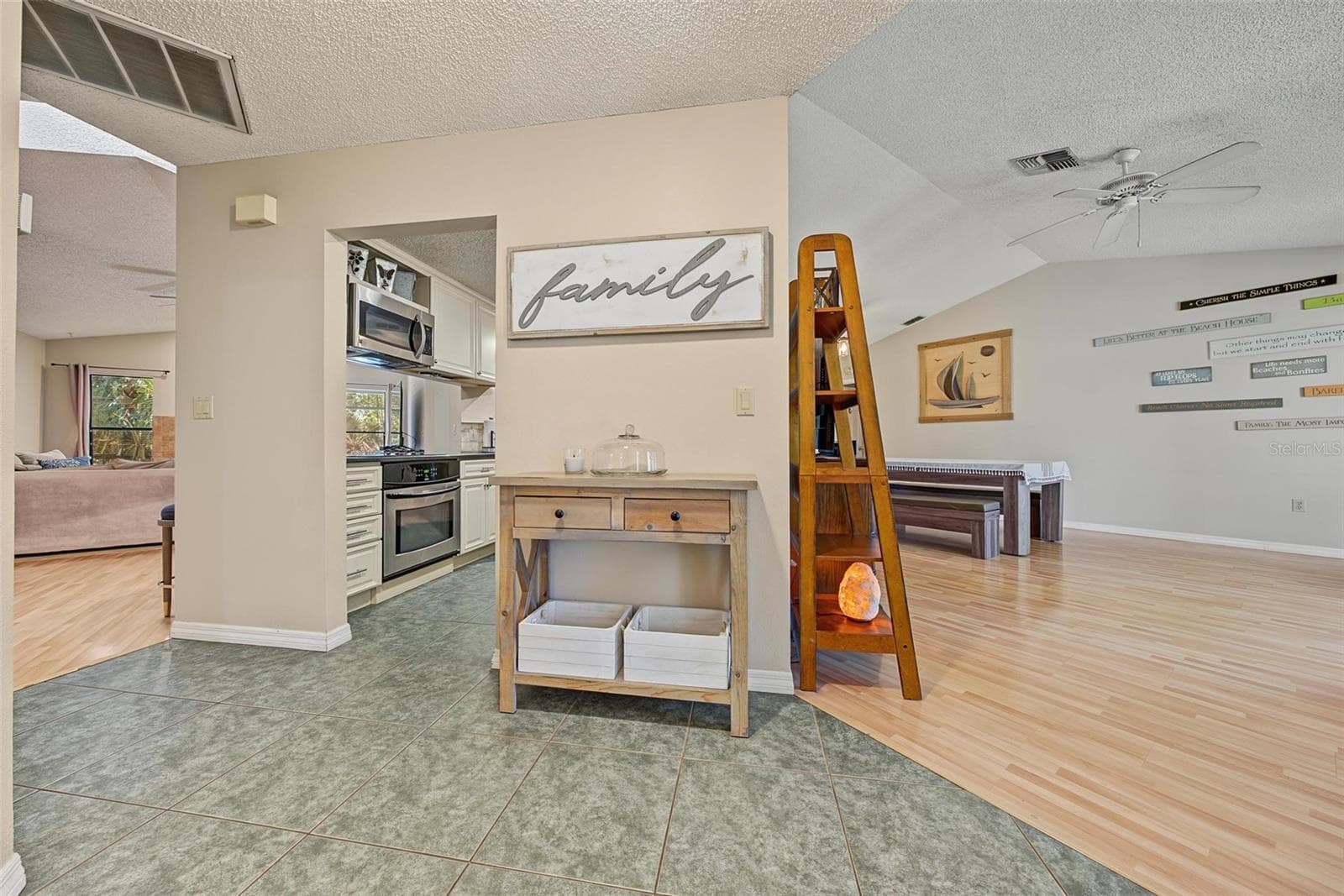 Single Family Residence at 3024 PINEVIEW DR, HOLIDAY, photo 17 of 46