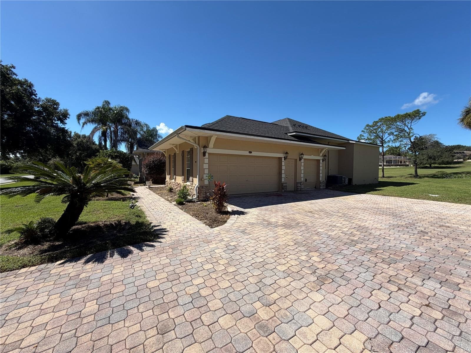 Decorative paver walkway entrance and driveway to 2-car and golf cart garage. - 39539 HARBOR HILLS BLVD, LADY LAKE
