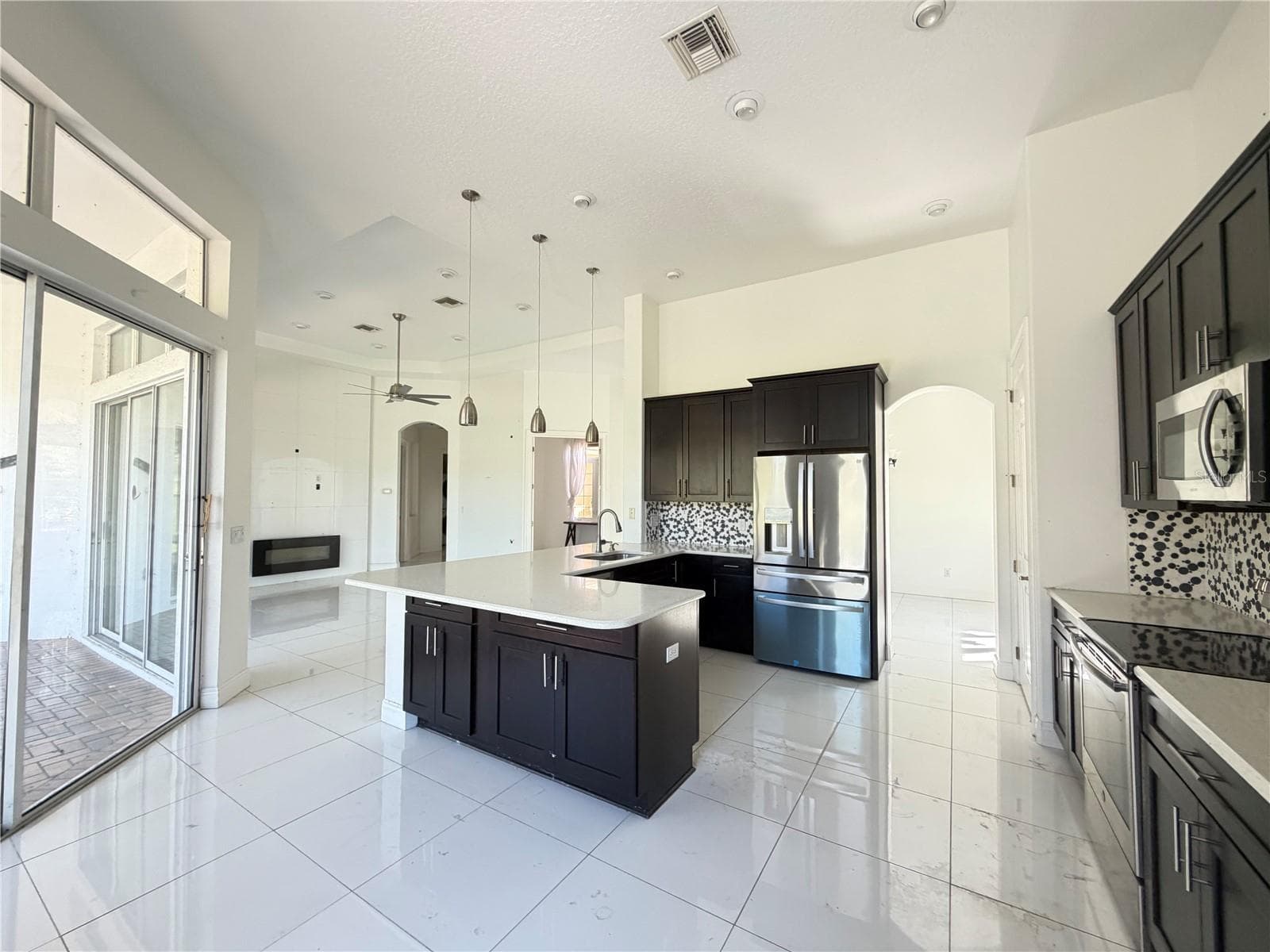 Spacious and bright kitchen with pantry and access to dining room. - 39539 HARBOR HILLS BLVD, LADY LAKE