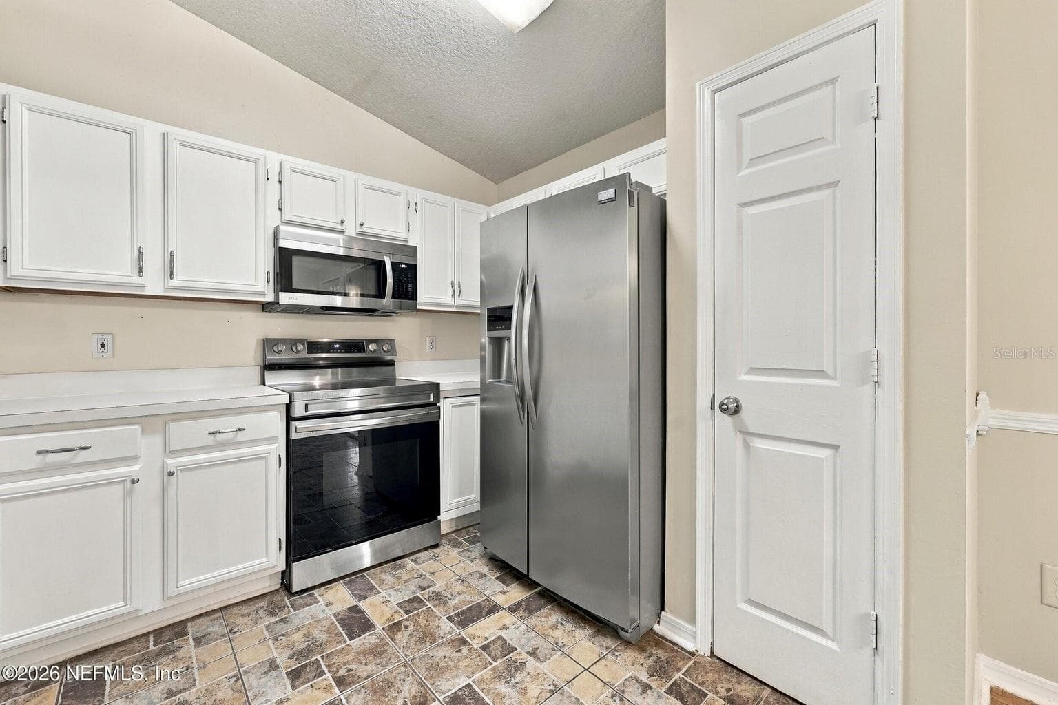 White Shaker Cabinets - 4926 GARDEN MOSS CIR S, JACKSONVILLE