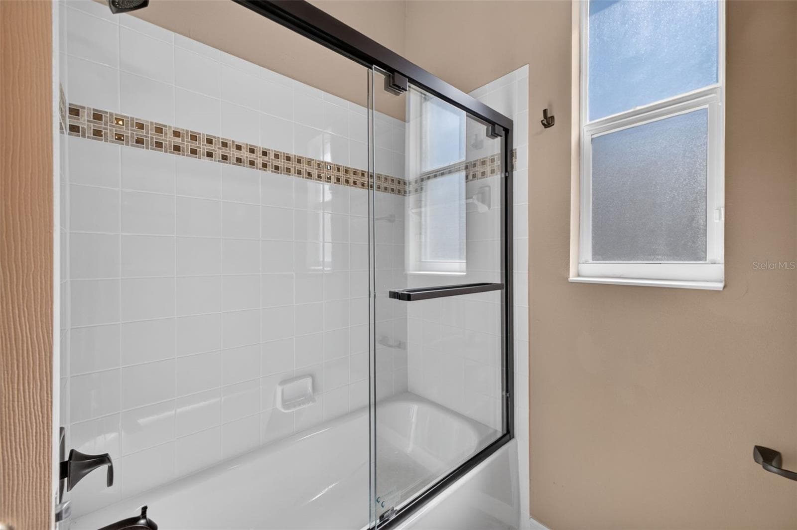 Designed for total convenience, the third bath features a shower/tub combination to suit every guest's preference. - 2444 PAWTUCKET PASS, MOUNT DORA