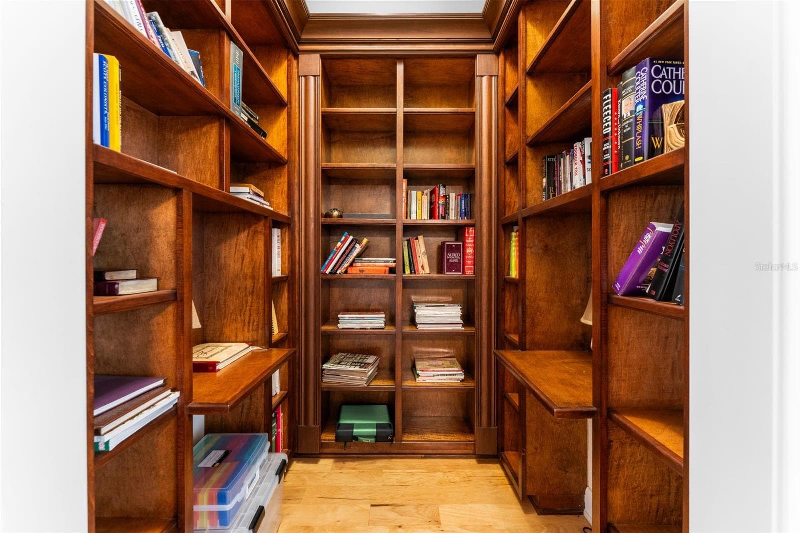 Study nook/library at top of stairs. - 9691 NW 53RD DR, GAINESVILLE