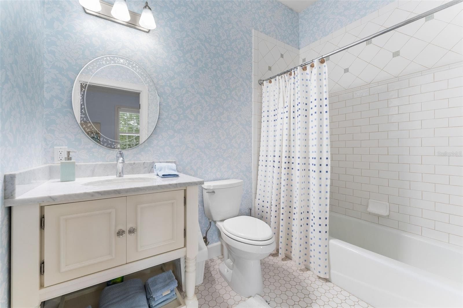 ensuite bath and walk in closet - 9691 NW 53RD DR, GAINESVILLE