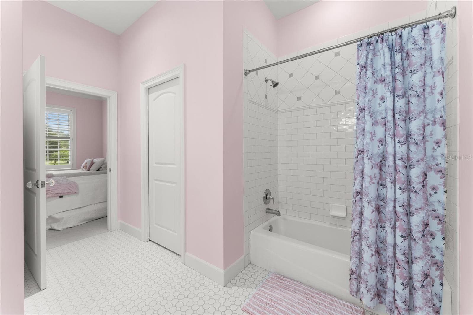 ensuite bath and walk in closet - 9691 NW 53RD DR, GAINESVILLE