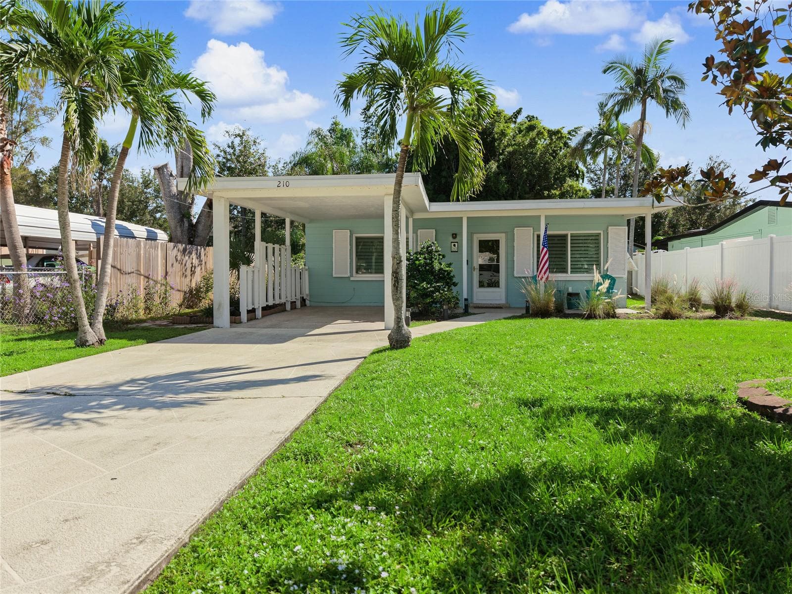 Front of Home - 210 BRIGGS CT, SARASOTA