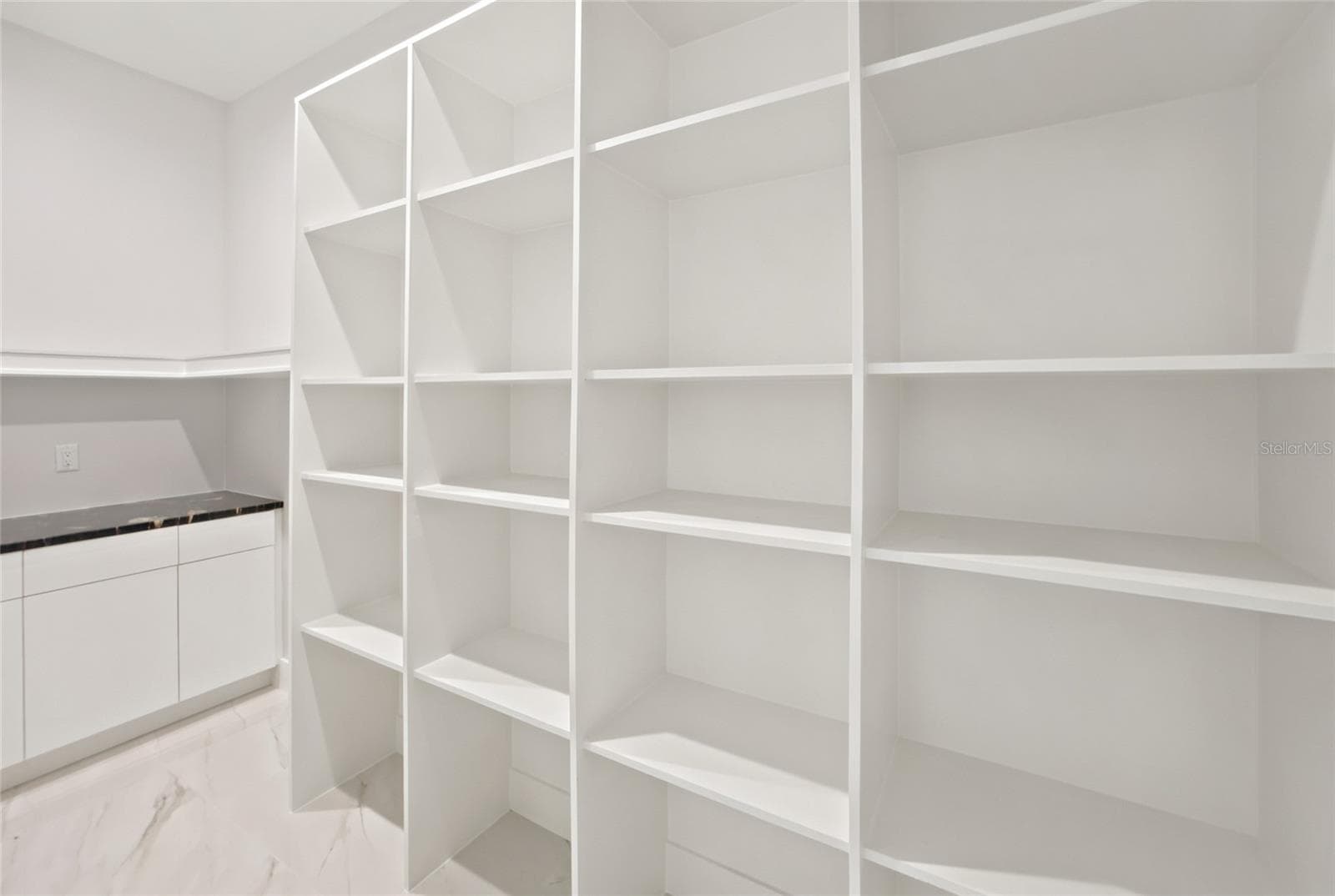Hidden Walk-in Pantry - 7660 SW 138TH TER, DUNNELLON