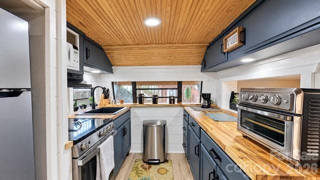 Single Family Residence at 162 Dogwood Circle, New London, photo 4 of 20
