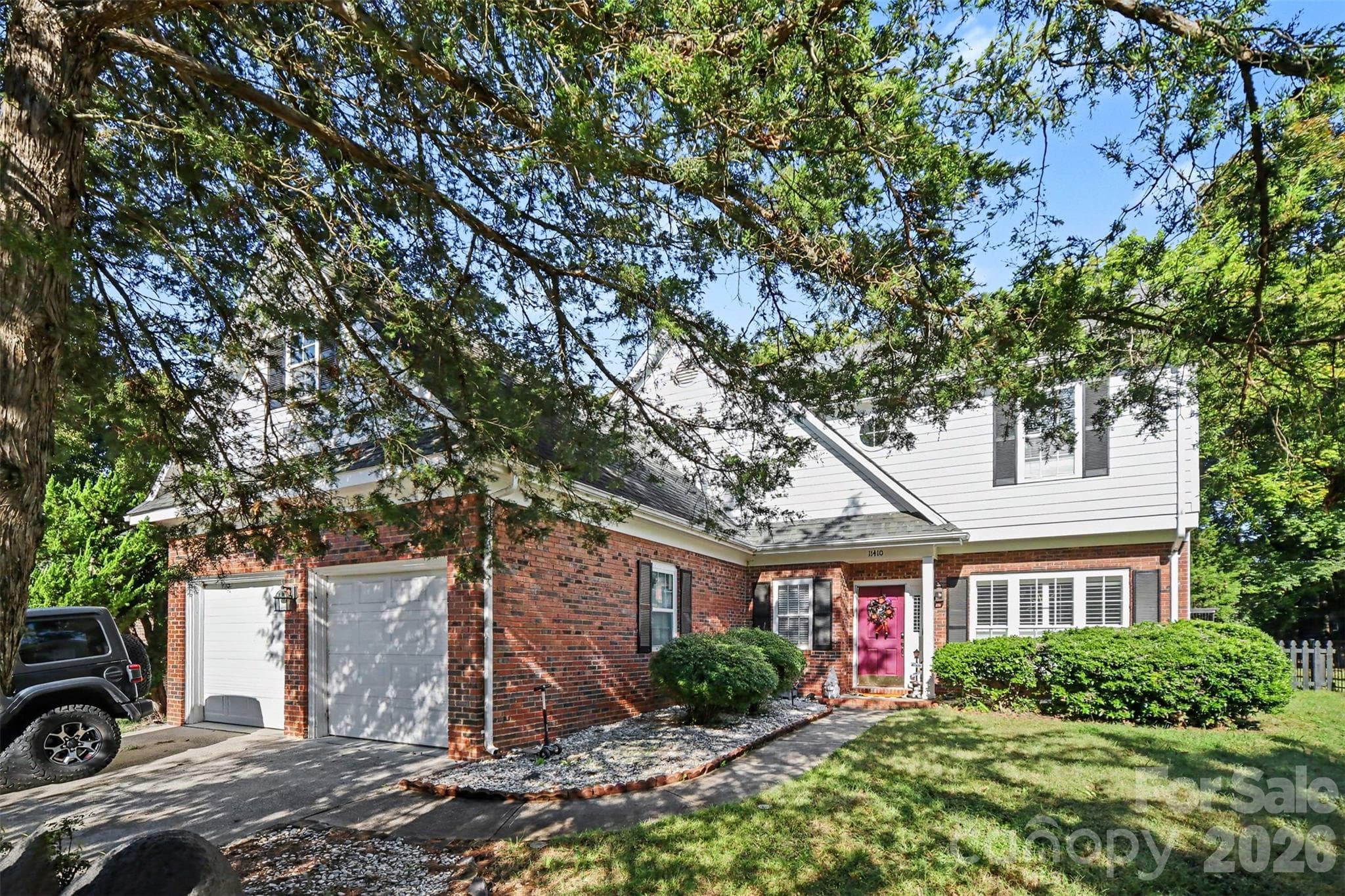 Single Family Residence at 11410 Hunters Landing Drive, Charlotte, photo 2 of 30