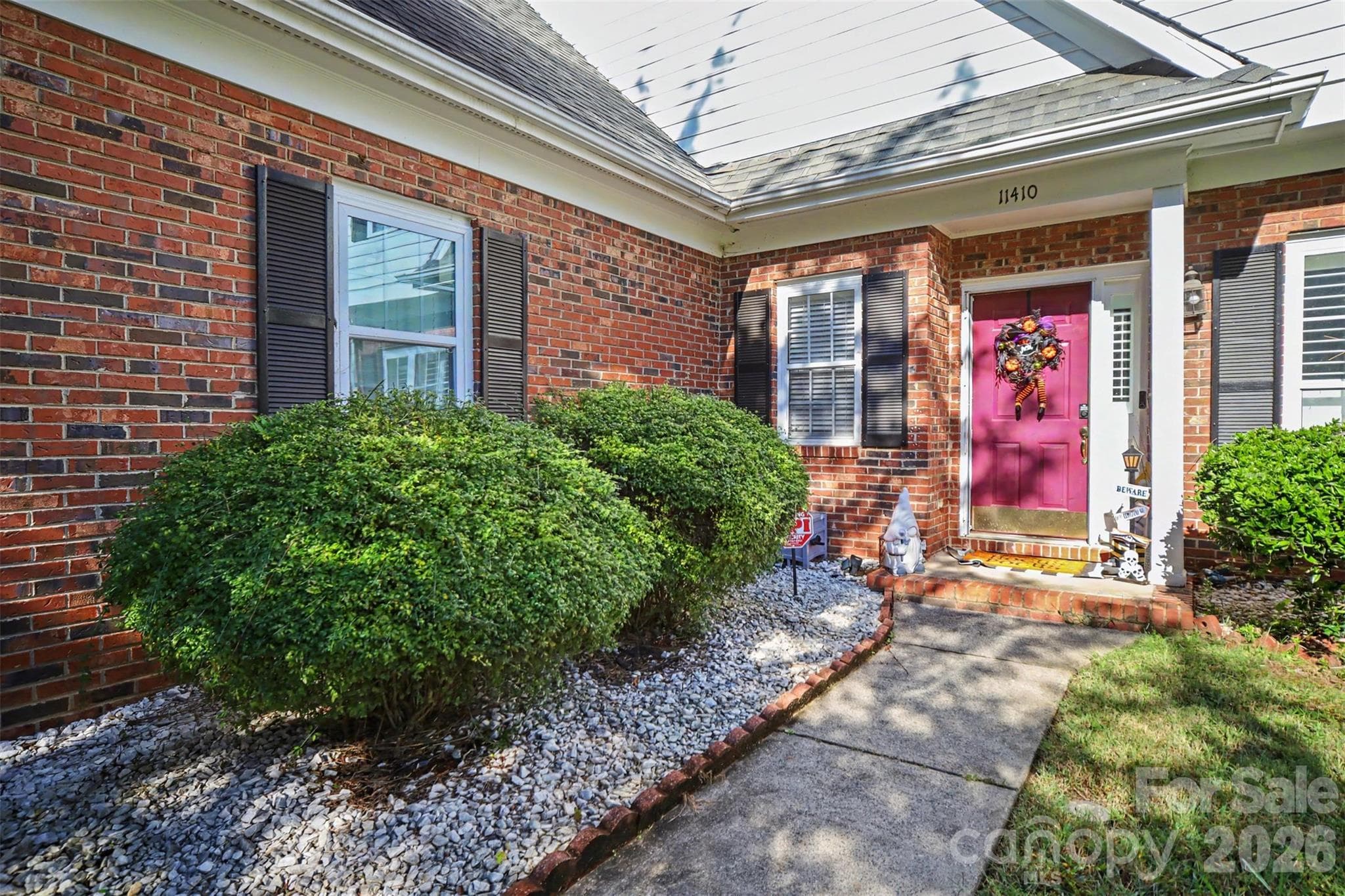 Single Family Residence at 11410 Hunters Landing Drive, Charlotte, photo 3 of 30