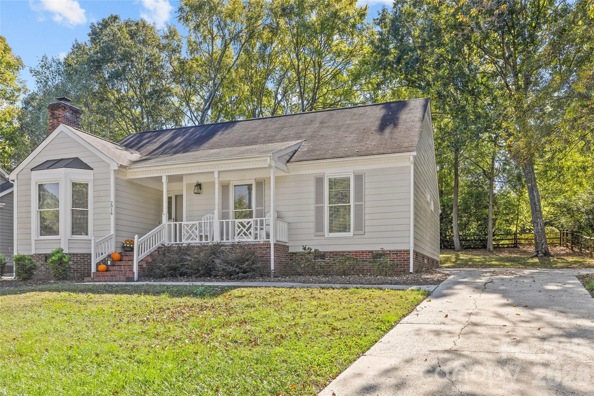 Single Family Residence at 2916 Winghaven Lane, Charlotte, photo 2 of 33