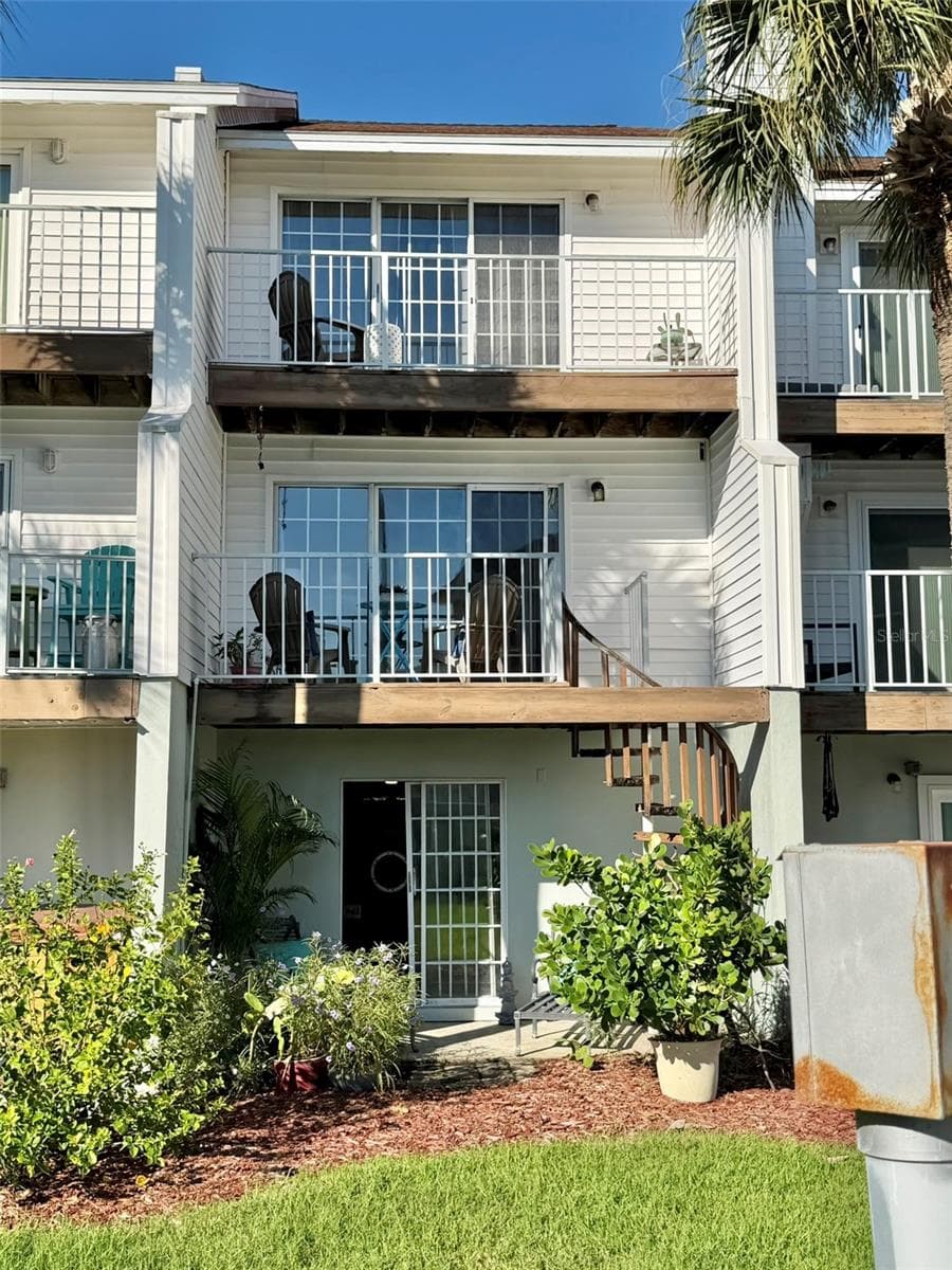 Three Level Townhouse with Waterway & Pool Views. - 19201 VISTA LN #D2, INDIAN SHORES