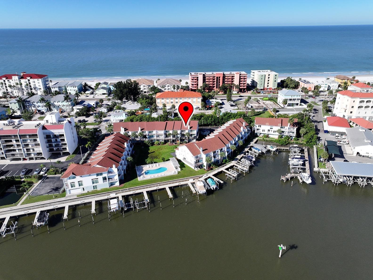 Three Level Townhouse with convenient access to the pool. Vista Village sits behind Indian Shores Coffee & Local Favorite Mahuffer's. - 19201 VISTA LN #D2, INDIAN SHORES