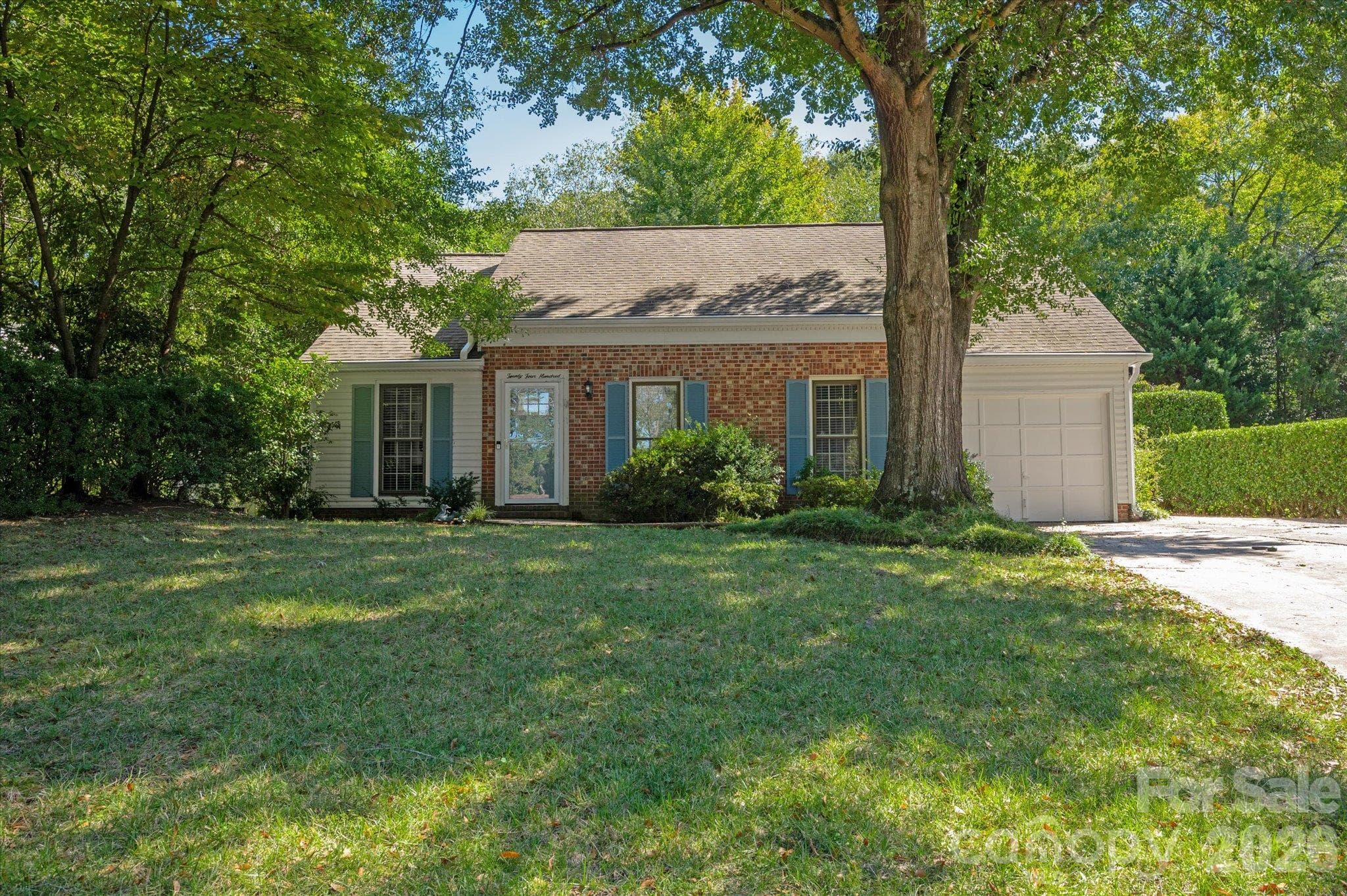Single Family Residence at 2400 Turnberry Lane, Charlotte, photo 2 of 21