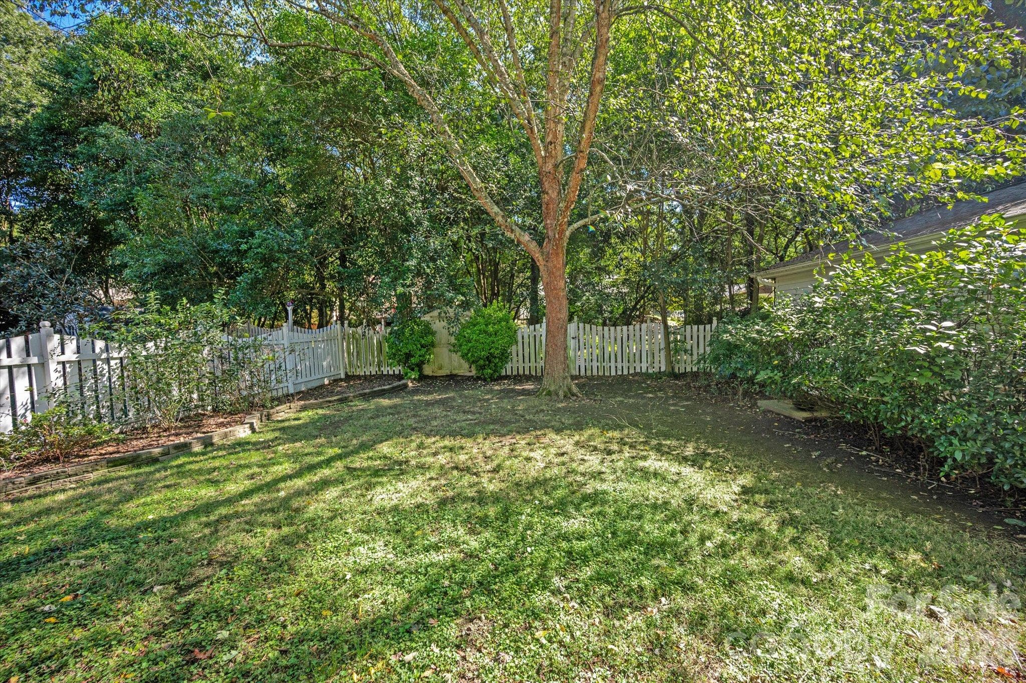 Single Family Residence at 2400 Turnberry Lane, Charlotte, photo 20 of 21