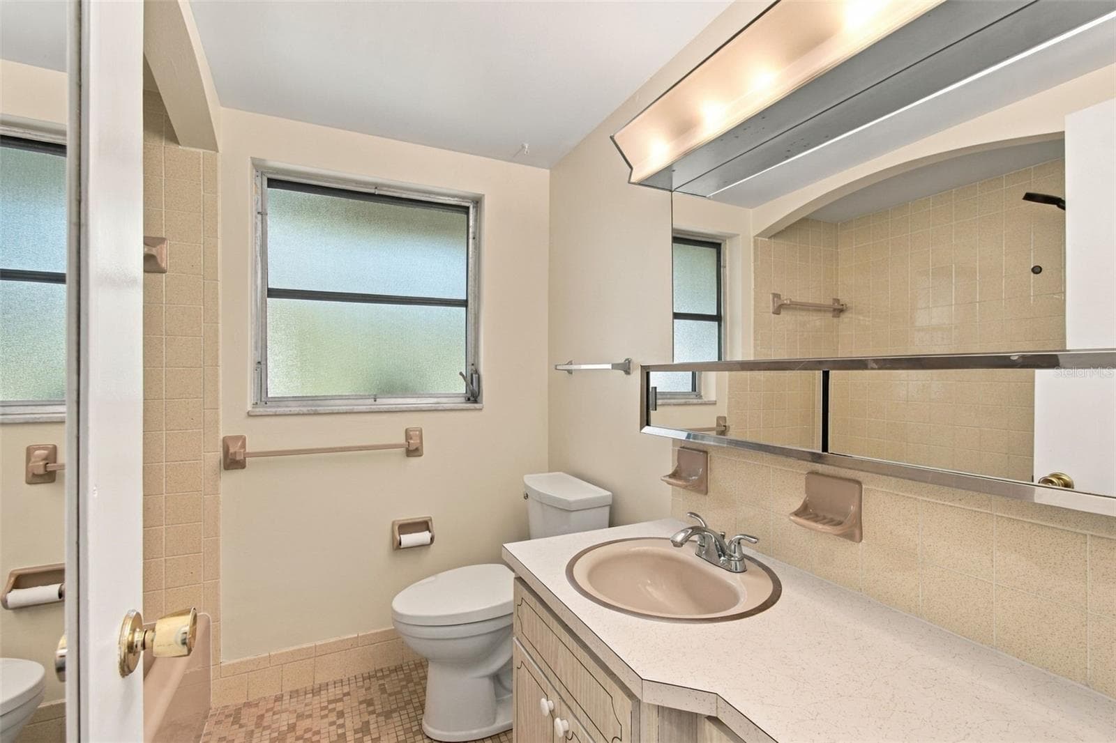 Hall Bath - 7917 MIMOSA DR, PORT RICHEY