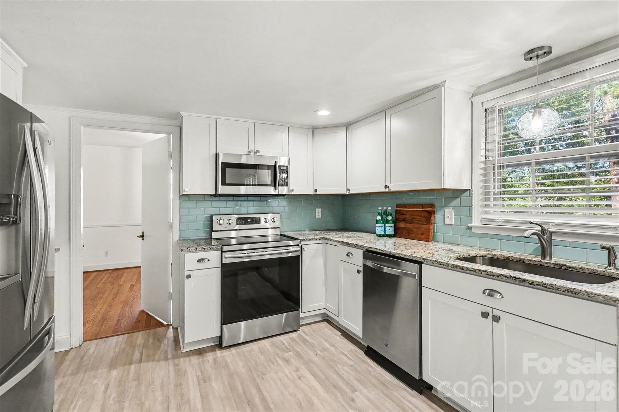 Single Family Residence at 833 Archdale Drive, Charlotte, photo 2 of 38