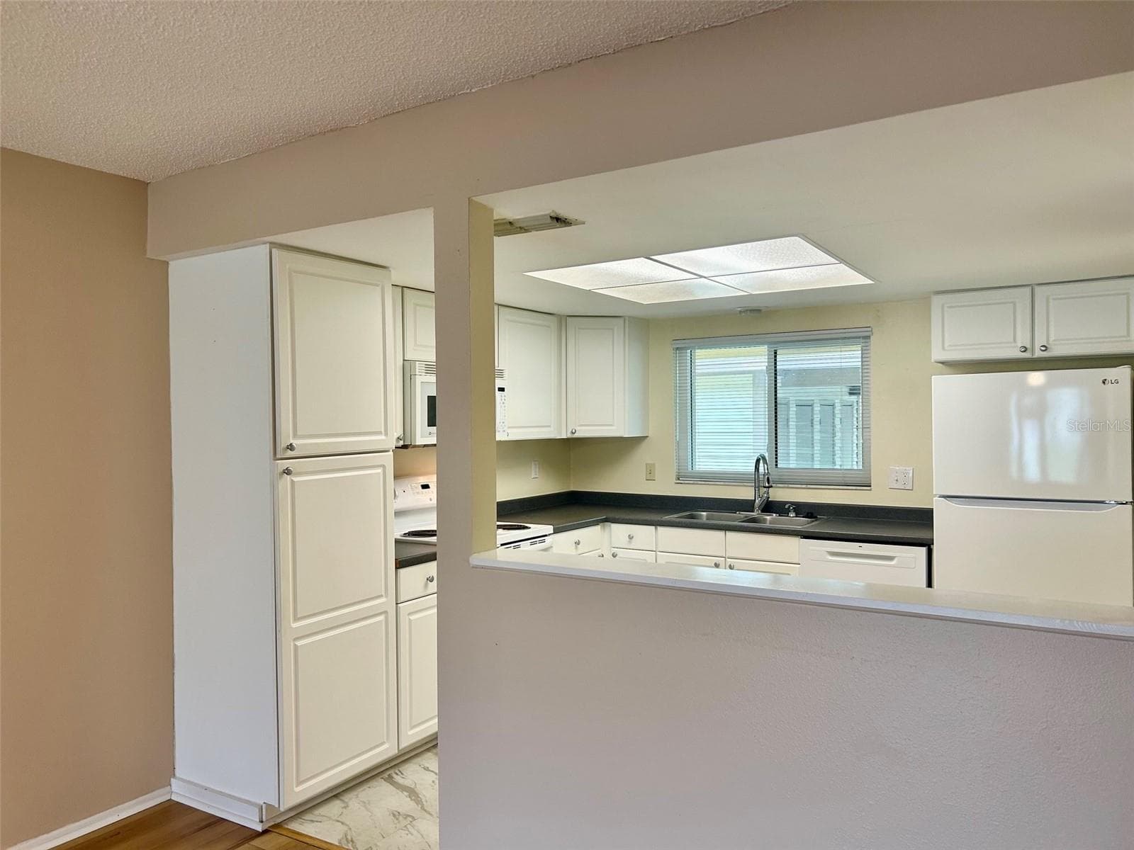 Kitchen With Pass Through To Great Room - 2506 OAKLEAF LN #25B, CLEARWATER