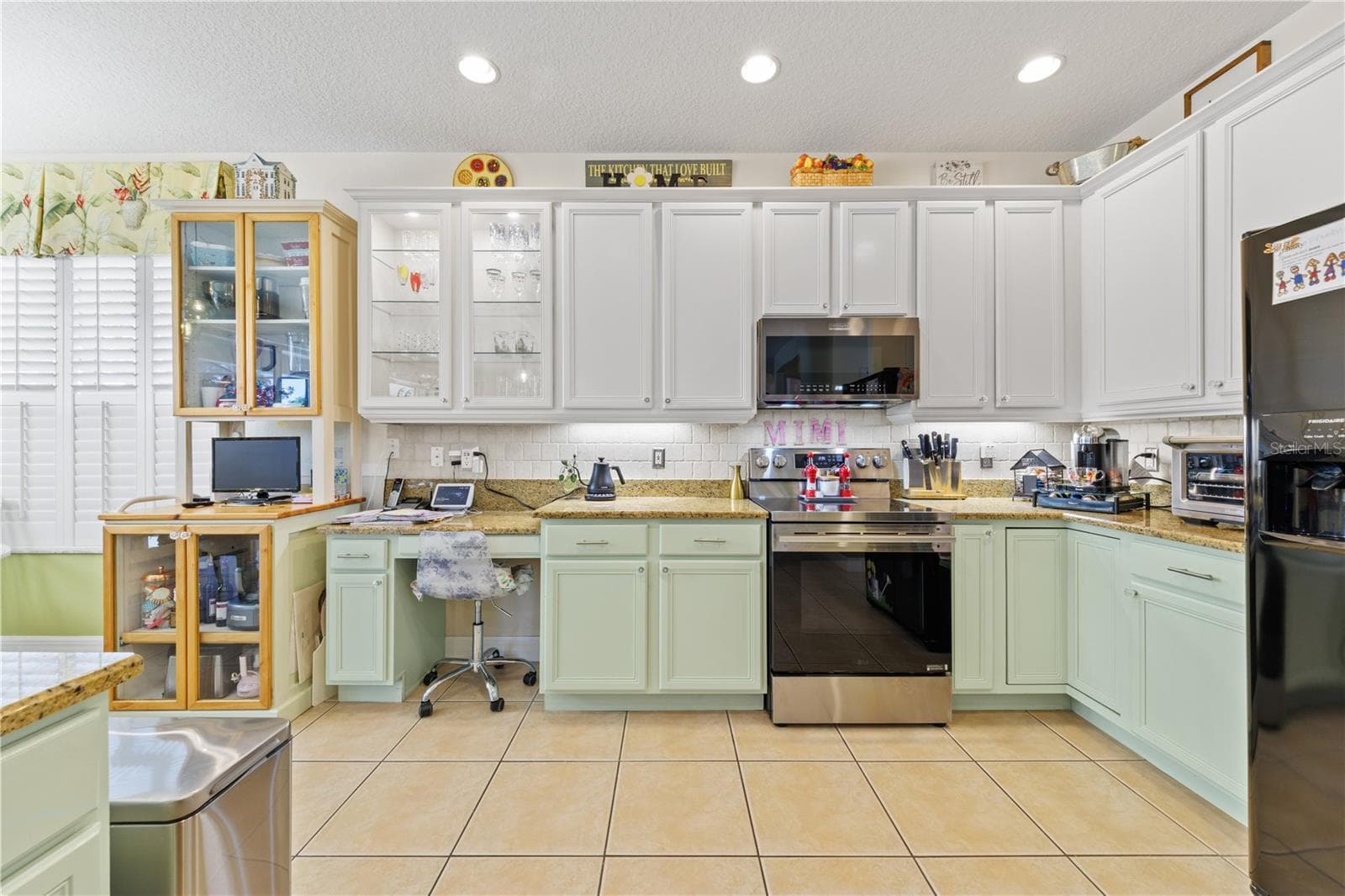 Tiled backsplash - 4079 GREYSTONE DR, CLERMONT