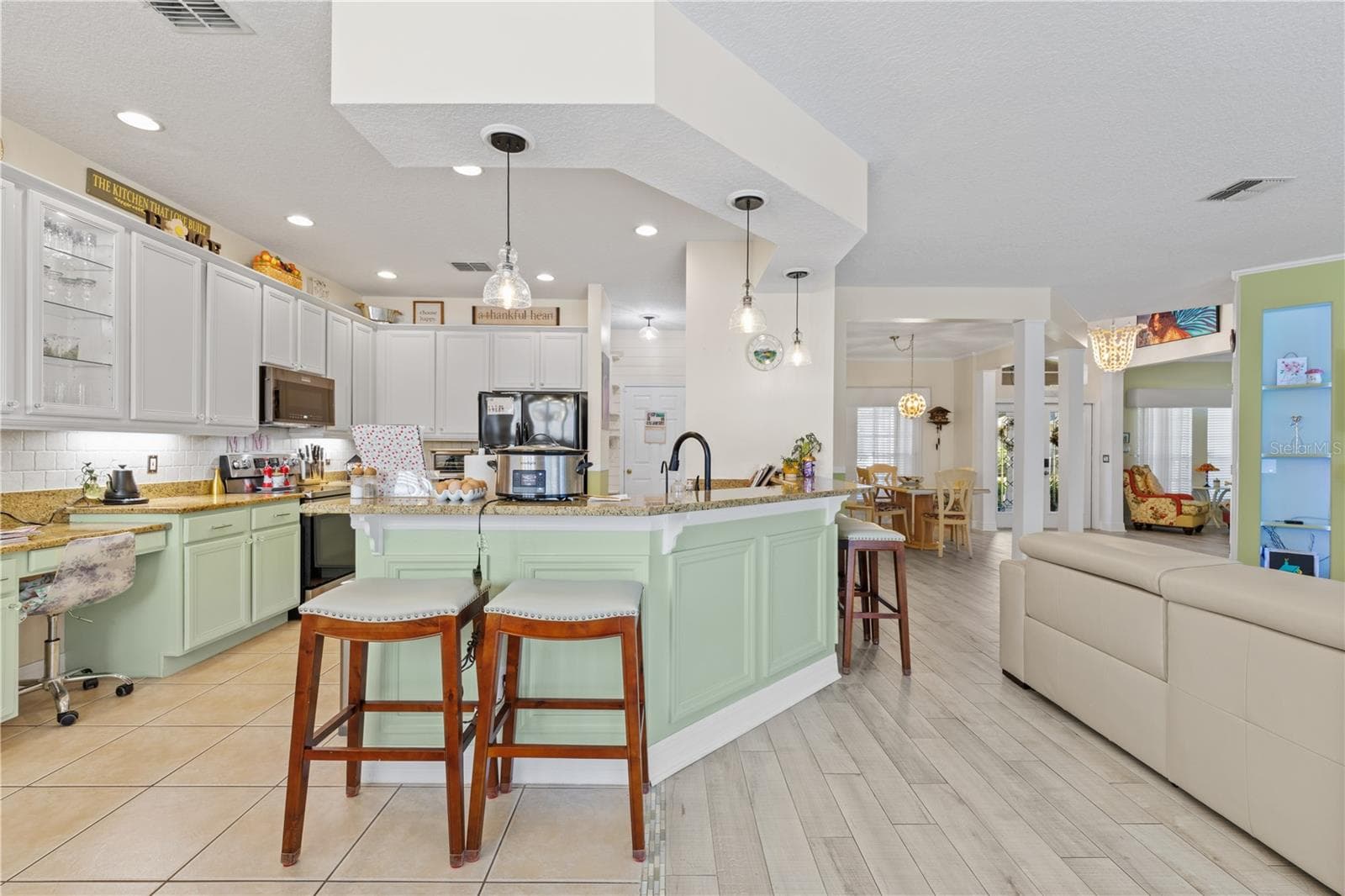Granite countertops - 4079 GREYSTONE DR, CLERMONT