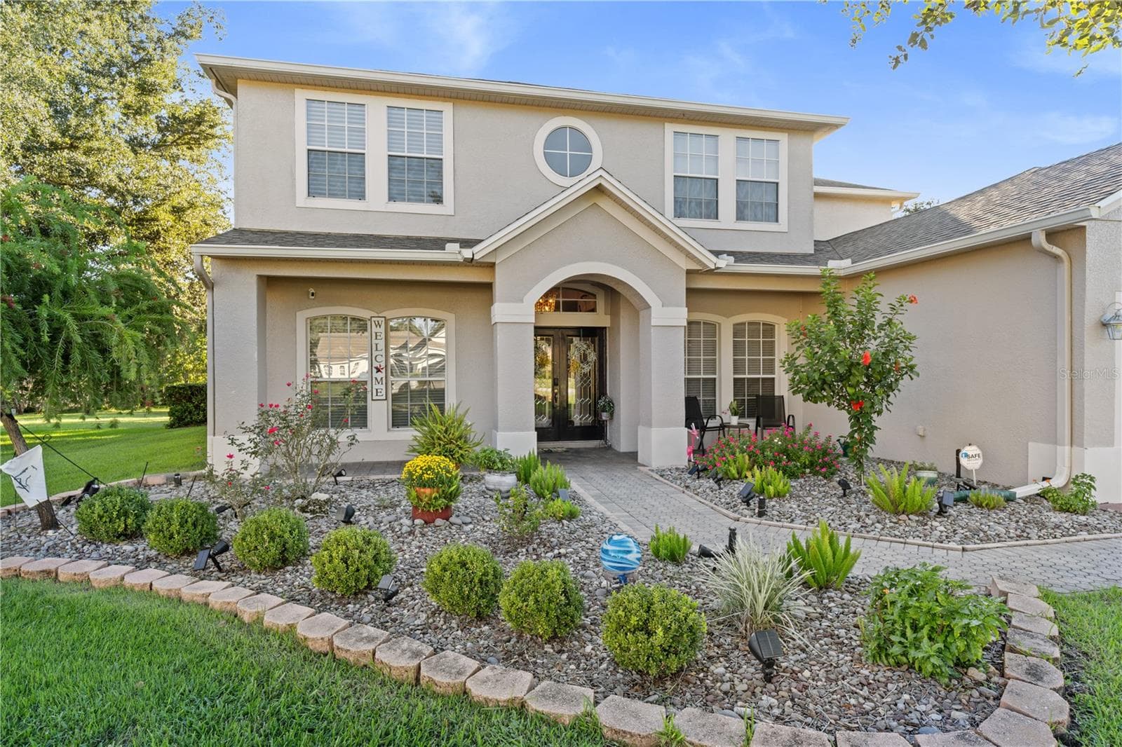 Beautifully landscaped grounds with mature magnolia trees - 4079 GREYSTONE DR, CLERMONT