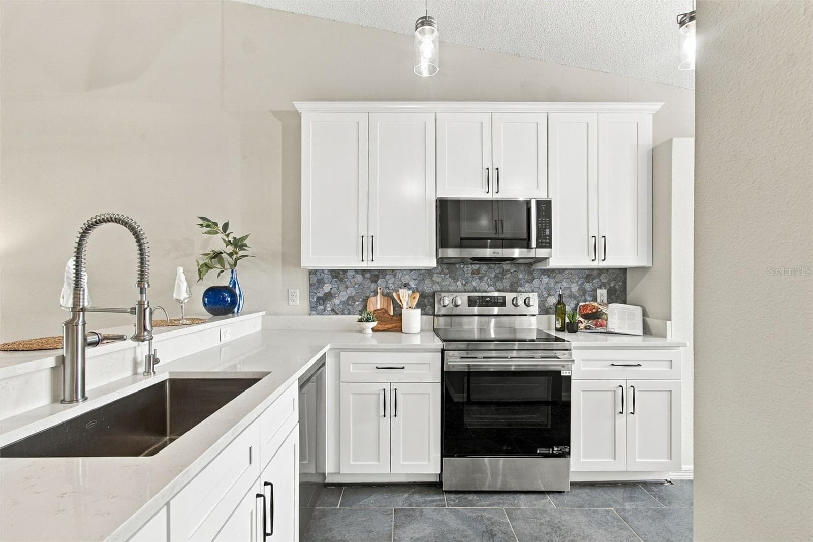 ALL NEW APPLIANCES - 4210 CADDIE DR E #202, BRADENTON