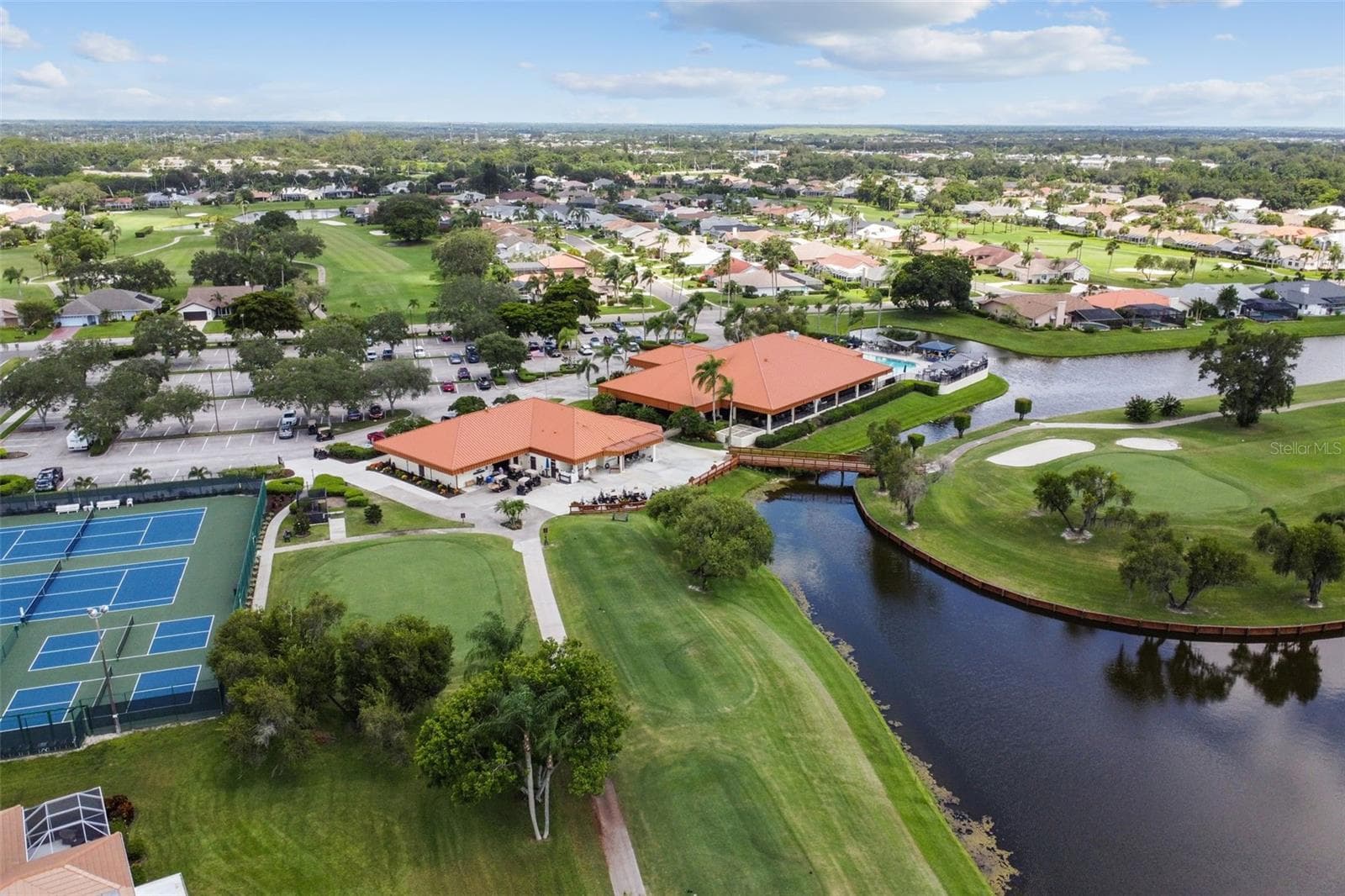 Peridia offers full Restaurant, Courts, Pool w/ Tiki Bar and Loads of Activities - 4210 CADDIE DR E #202, BRADENTON