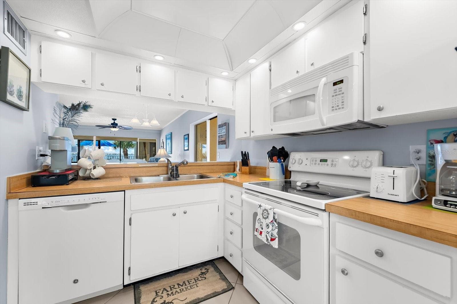 Beautifully Illuminated Kitchen - 1551 BEACH RD #207, ENGLEWOOD
