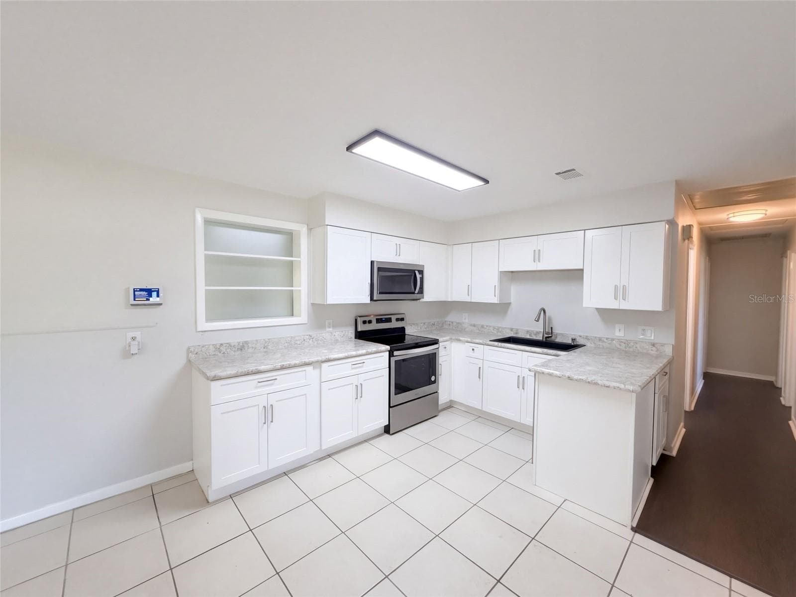 Single Family Residence at 425 W DAUGHTERY RD, LAKELAND, photo 2 of 19