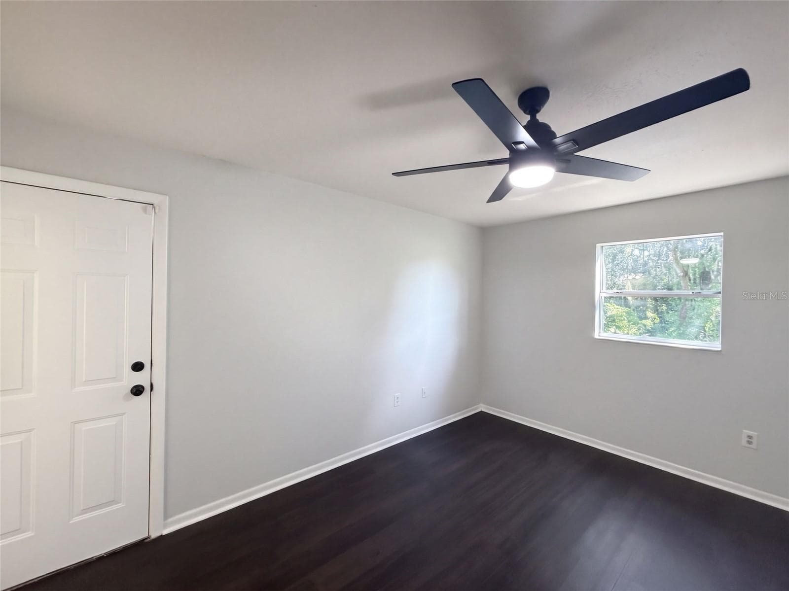 Single Family Residence at 425 W DAUGHTERY RD, LAKELAND, photo 9 of 19