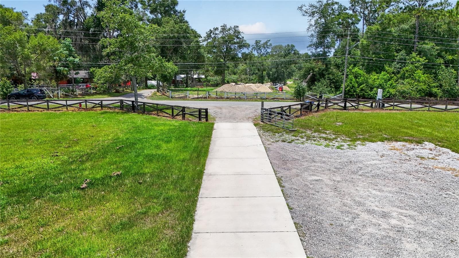 Driveway - 5275 MOUNT PLYMOUTH RD, APOPKA