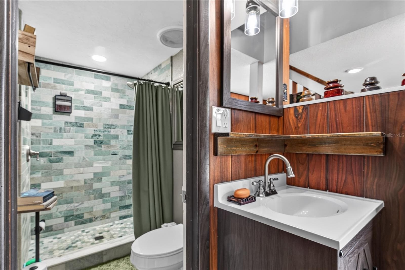 Bath 2 - 5275 MOUNT PLYMOUTH RD, APOPKA