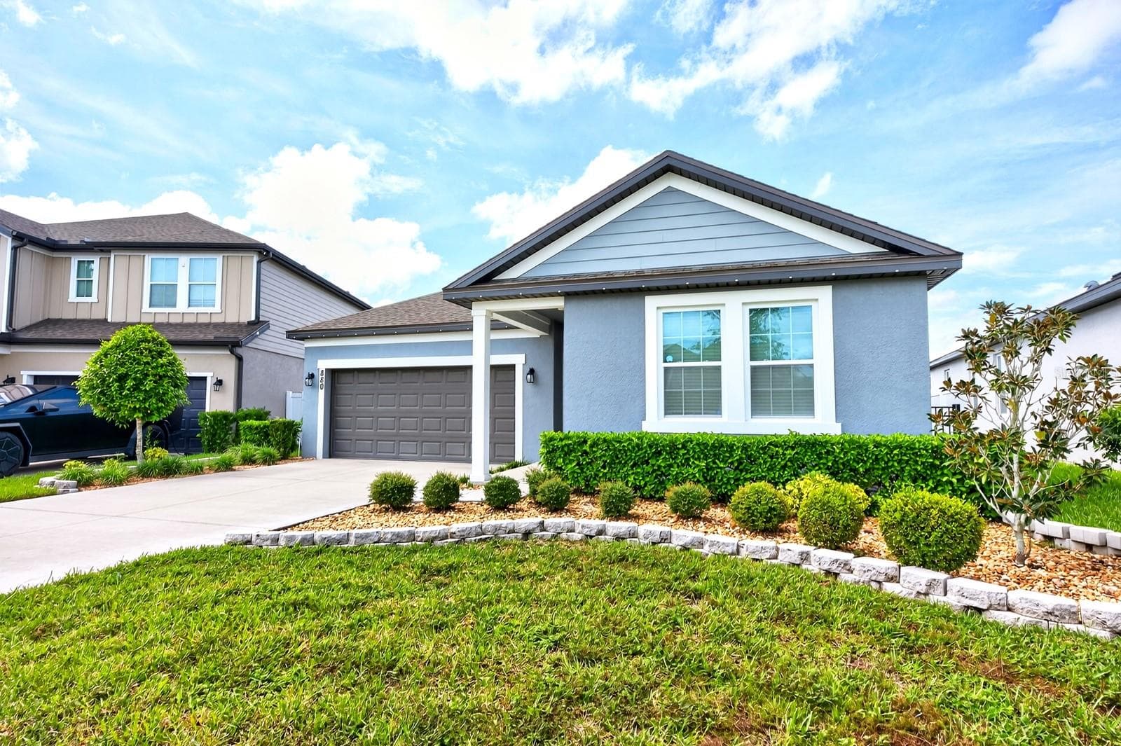 Well manicured flower beds are waiting for your personal touch - 880 LIVESTOCK LOOP, ST CLOUD