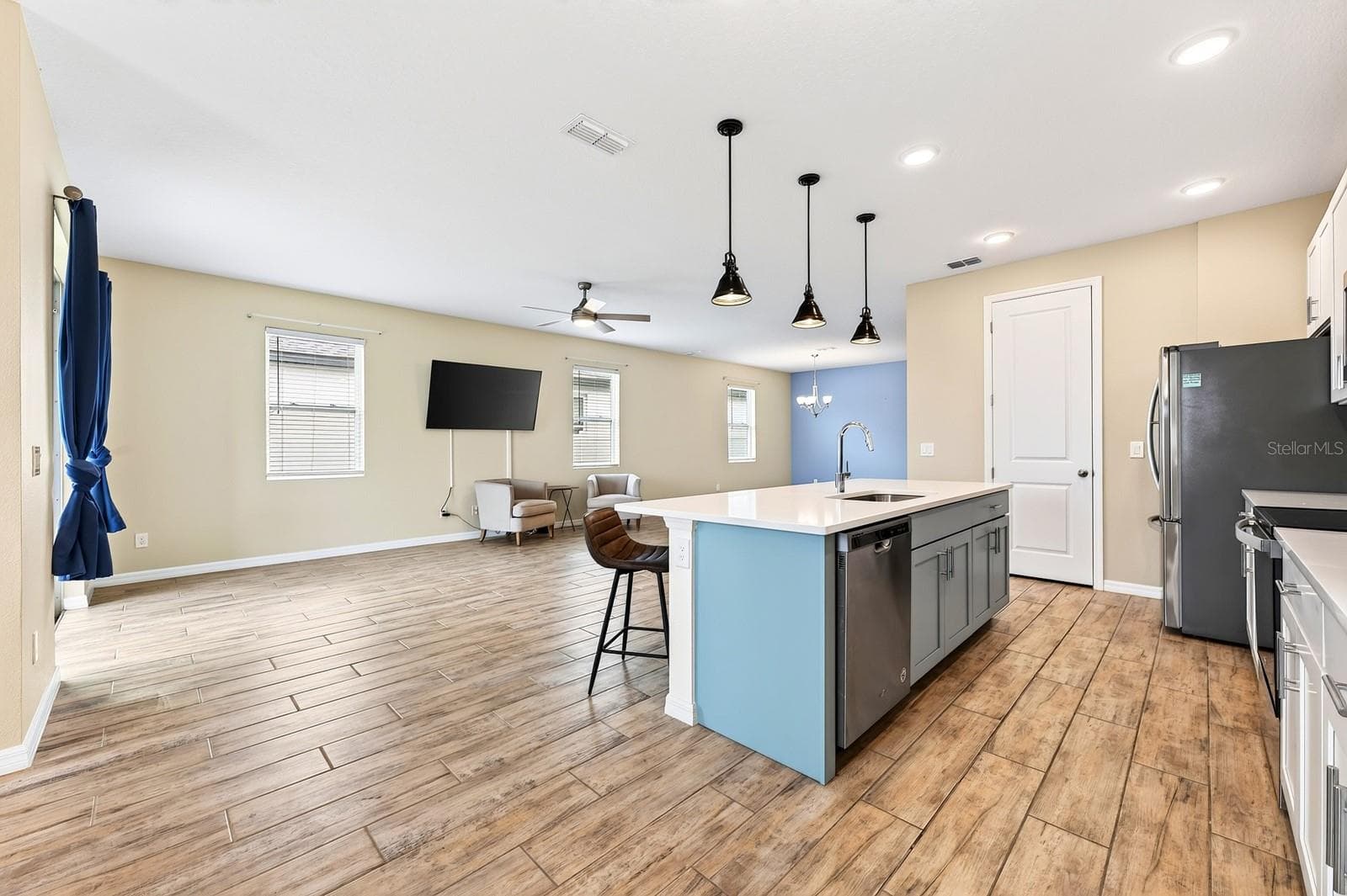 You have 3 modern pendant lights to illuminate the island - 880 LIVESTOCK LOOP, ST CLOUD