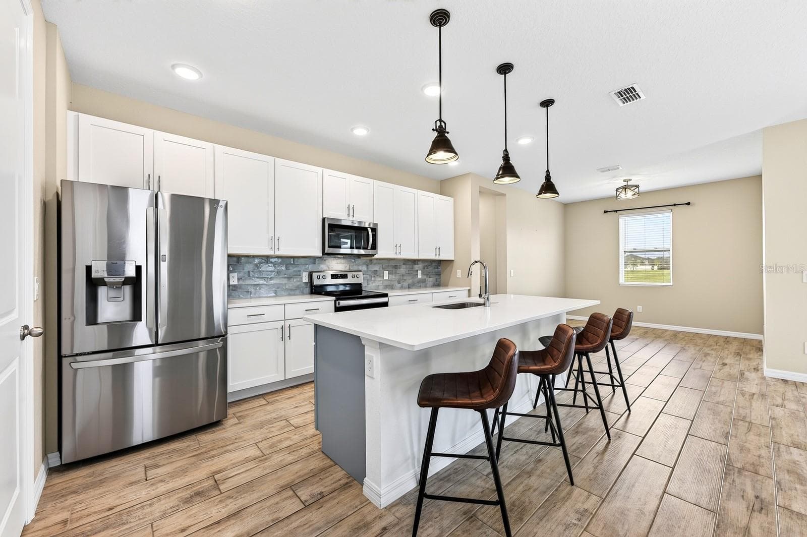 The oversized island provides extra space to serve, eat, and entertain - 880 LIVESTOCK LOOP, ST CLOUD
