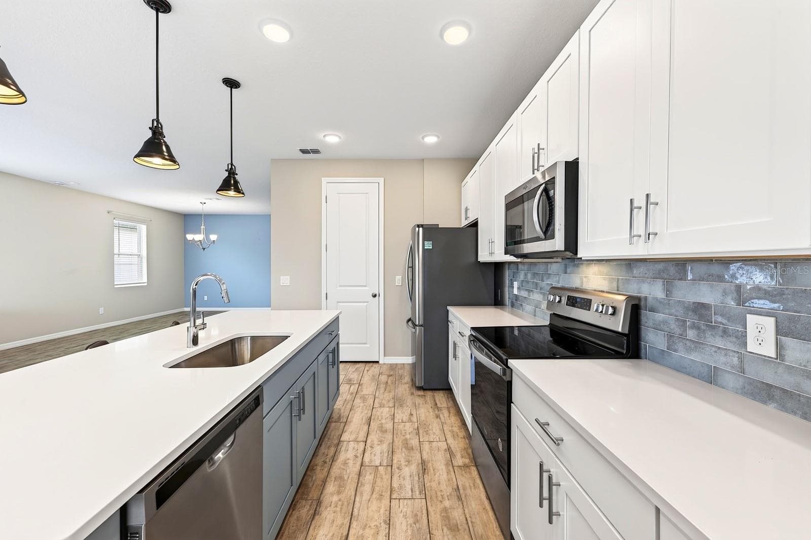 You will have stone counters and sleek stainless steel appliances - 880 LIVESTOCK LOOP, ST CLOUD
