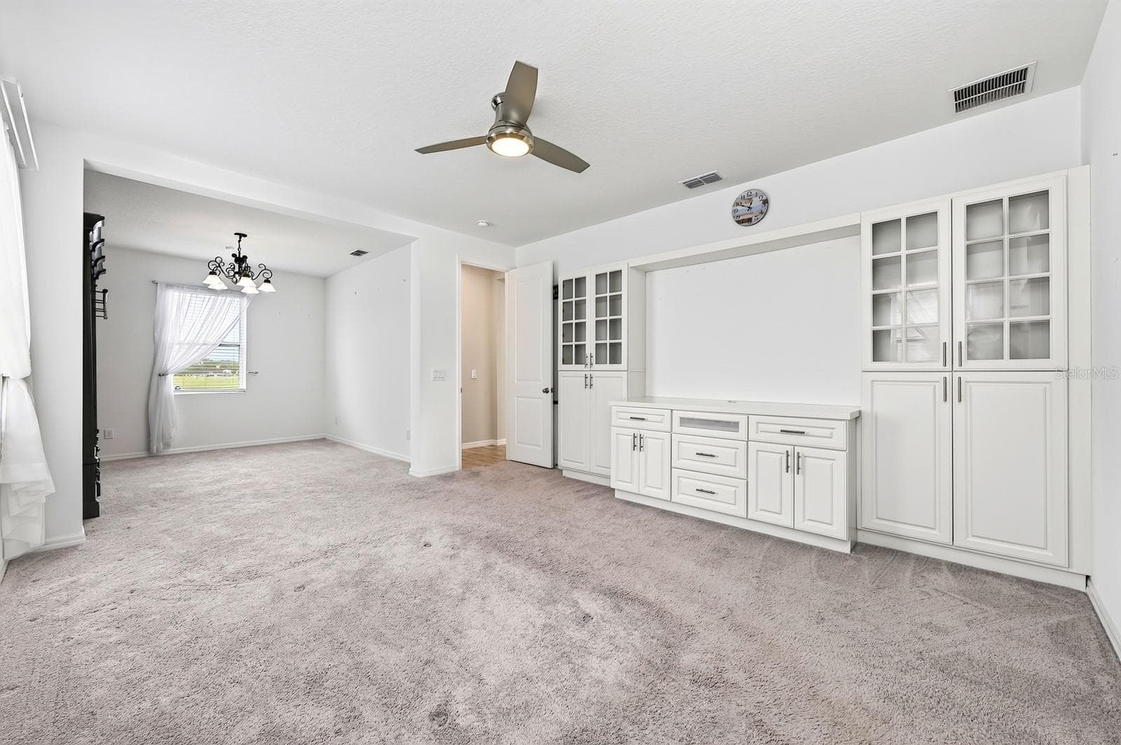 The primary suite has carpet and a ceiling fan - 880 LIVESTOCK LOOP, ST CLOUD