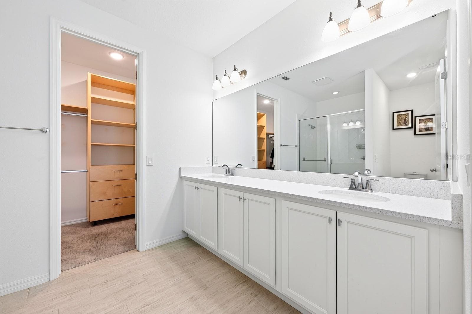 Double sinks and plenty of counterspace - 880 LIVESTOCK LOOP, ST CLOUD