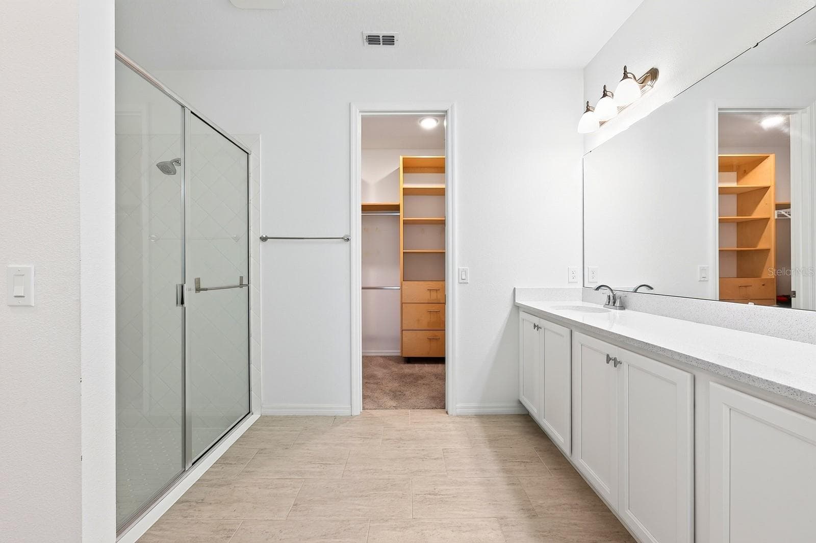 Lengthy, spacious primary en suite bath - 880 LIVESTOCK LOOP, ST CLOUD