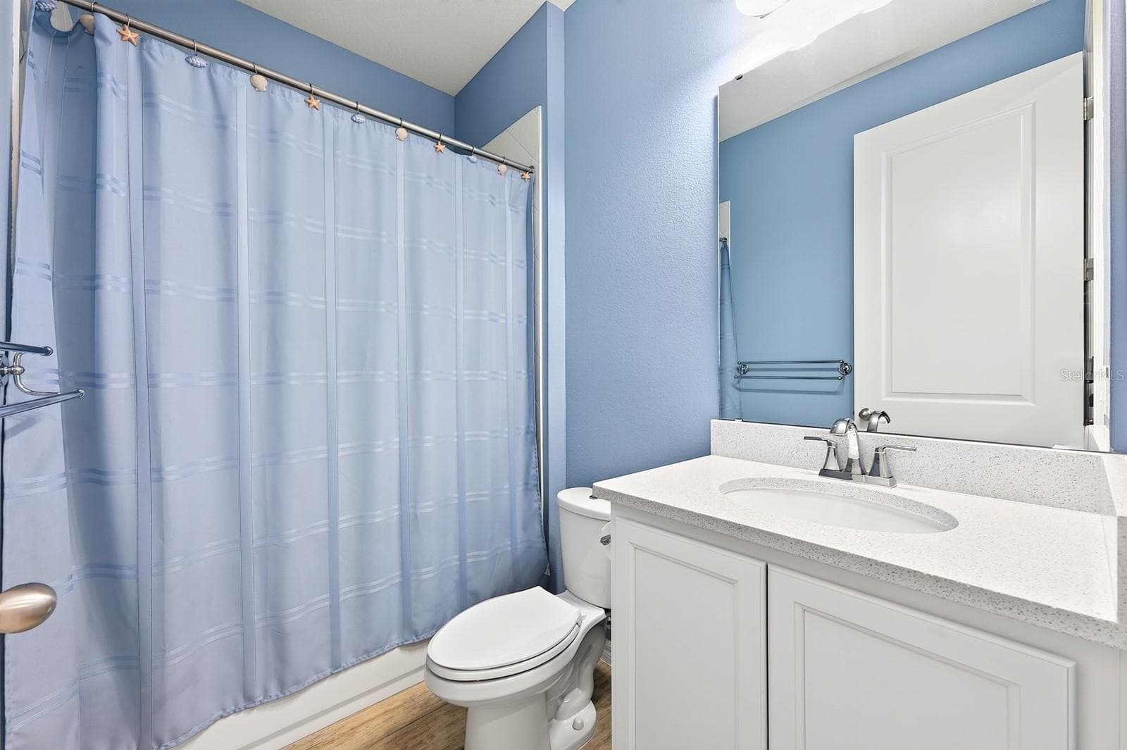Tub/shower combo in the guest bathroom - 880 LIVESTOCK LOOP, ST CLOUD