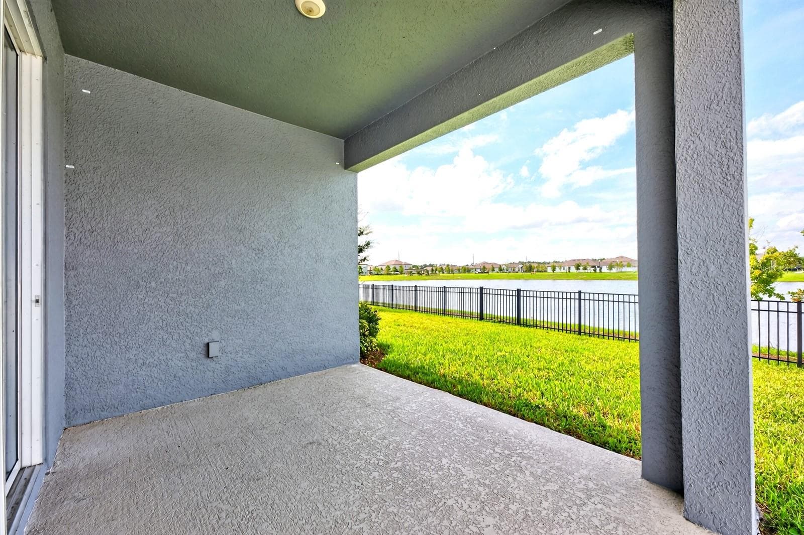 ...just waiting for you and your cozy patio furniture - 880 LIVESTOCK LOOP, ST CLOUD