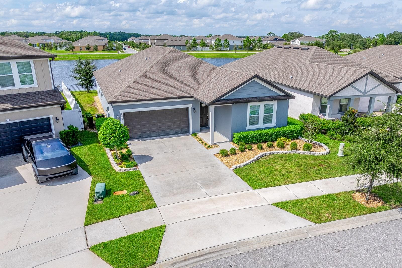 Long driveway in front for extra parking - 880 LIVESTOCK LOOP, ST CLOUD