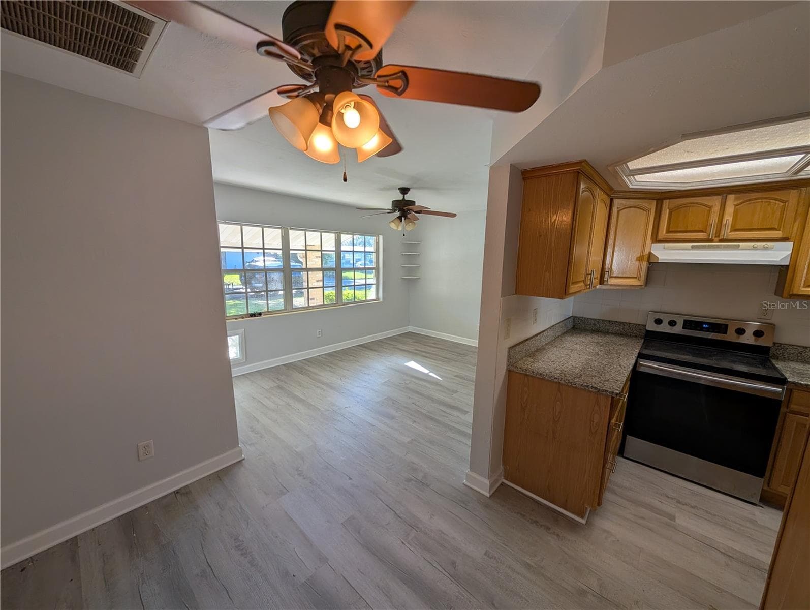 Living Room, Dinette, Kitchen - 2835 DIXIE RD, LAKELAND