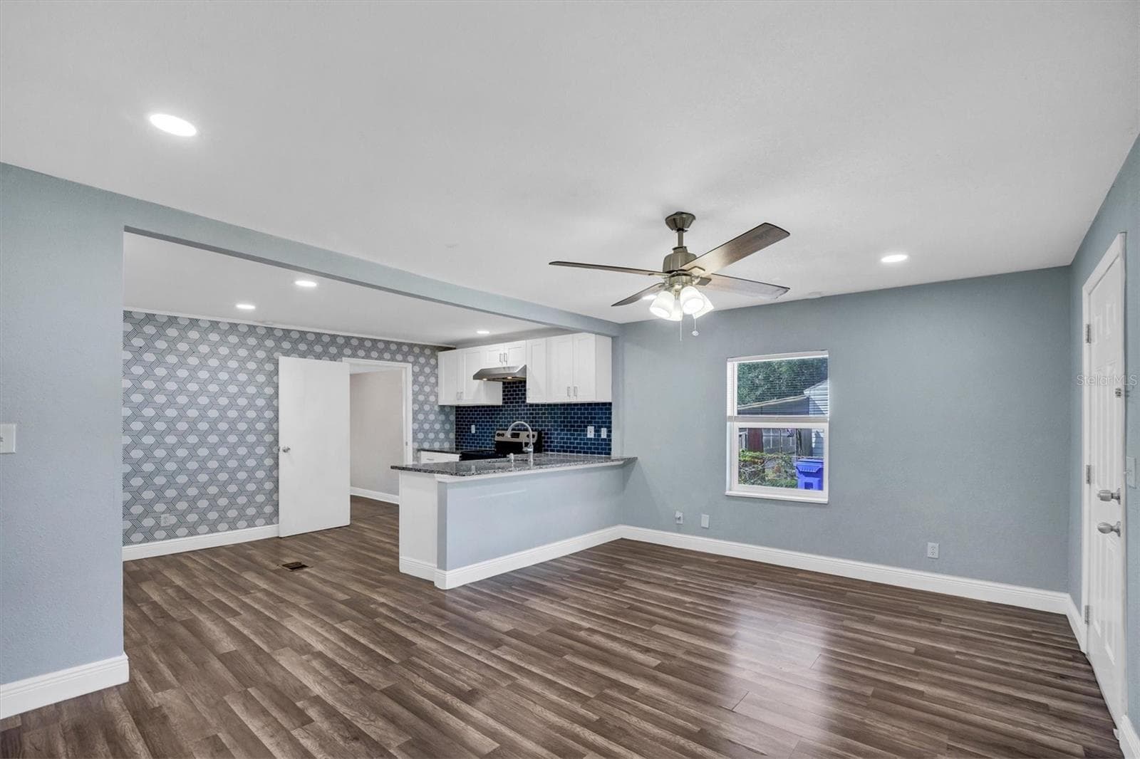 Single Family Residence at 2014 W HICKORY ST, LAKELAND, photo 4 of 20