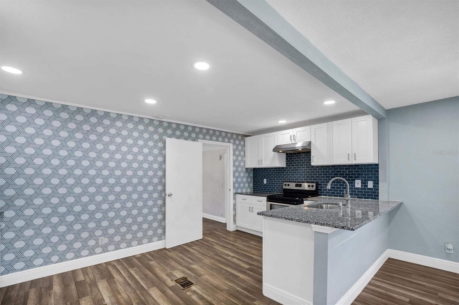 Single Family Residence at 2014 W HICKORY ST, LAKELAND, photo 6 of 20