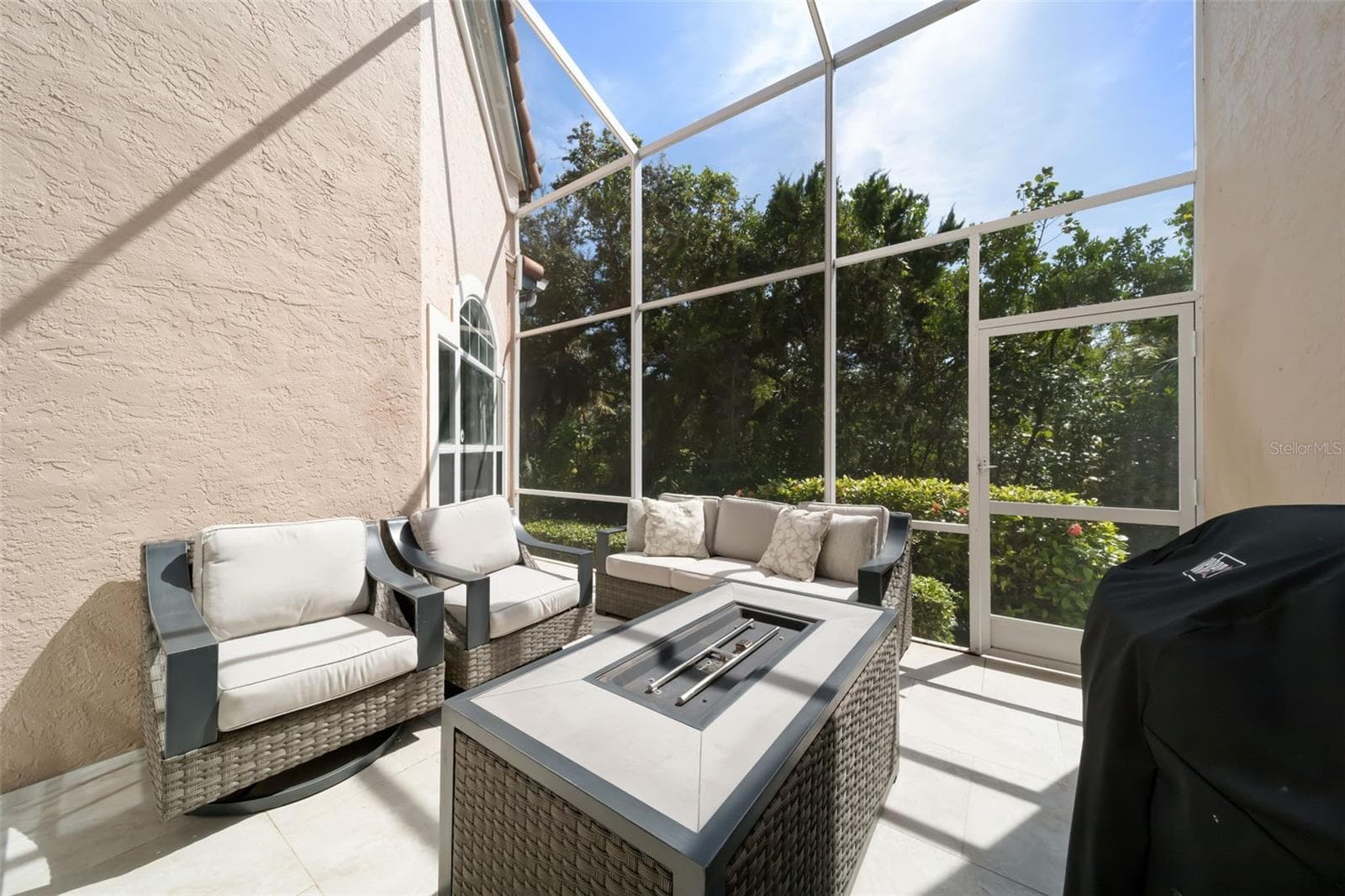 Screened in Patio with Fire Pit - 1703 STARLING DR #1703, SARASOTA